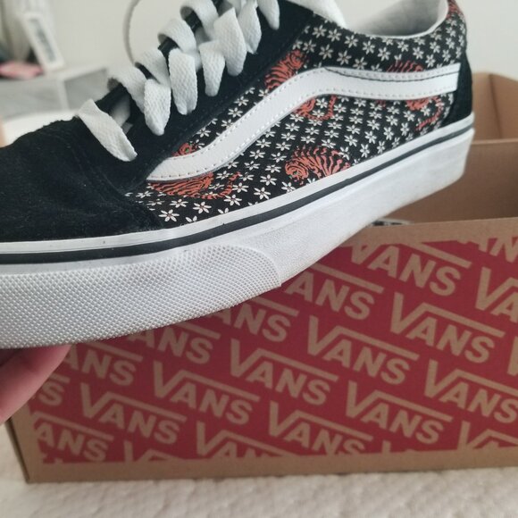 Van's - Picture 2 of 3